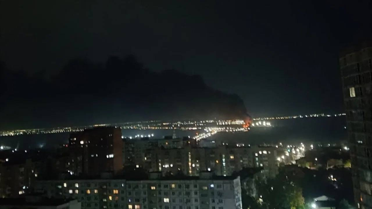 昨夜，俄罗斯遭遇无人机袭击，近500架无人机飞往莫斯科方向。

俄罗斯官员称，无人机袭击扰乱了机场的正常运作。巴拉科沃的居民楼遭到破坏，而据开源情报分析人员称，顿河畔罗斯托夫附近的一场火灾可能至少影响了八个石油码头的储罐。 ​