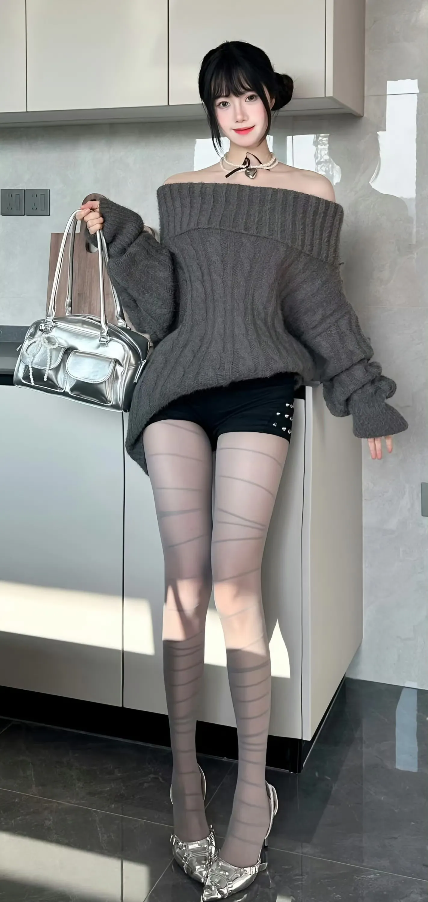 时尚穿搭亮丝小姐姐，黑白配+丝袜+闪亮高跟鞋，性感大长腿，尽显优雅与个...