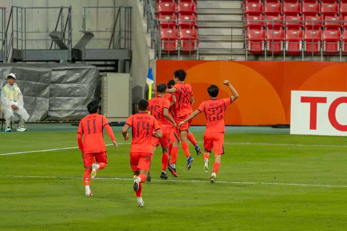#U23男足三名超龄球员弥补遗憾# 

中国 U23 点球击败乌兹别克斯坦，拿下亚运铜牌。吴曦、张玉宁、朱辰杰三名超龄球员撑起球队中轴线。三人早年适龄征战亚运均无缘奖牌，本届合力交出 2 球 2 助、1 球 1 助、1 助攻的成绩单，终于站上领奖台。

#U23男足时隔28年再夺奖牌##中国U23国足vs乌兹别克斯坦U23 ​