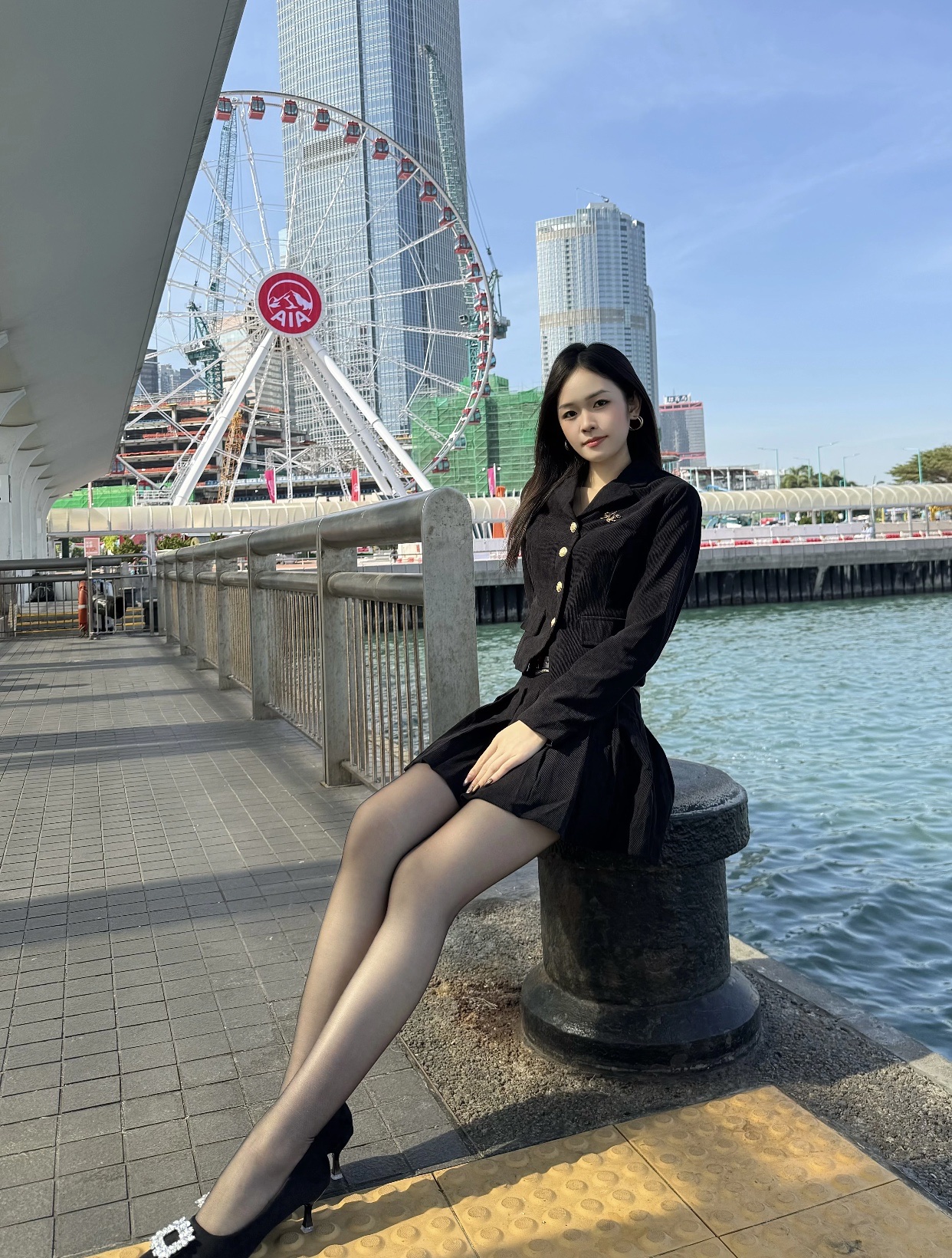 都市女郎的时尚穿搭，站在海港边，尽显优雅与自信！