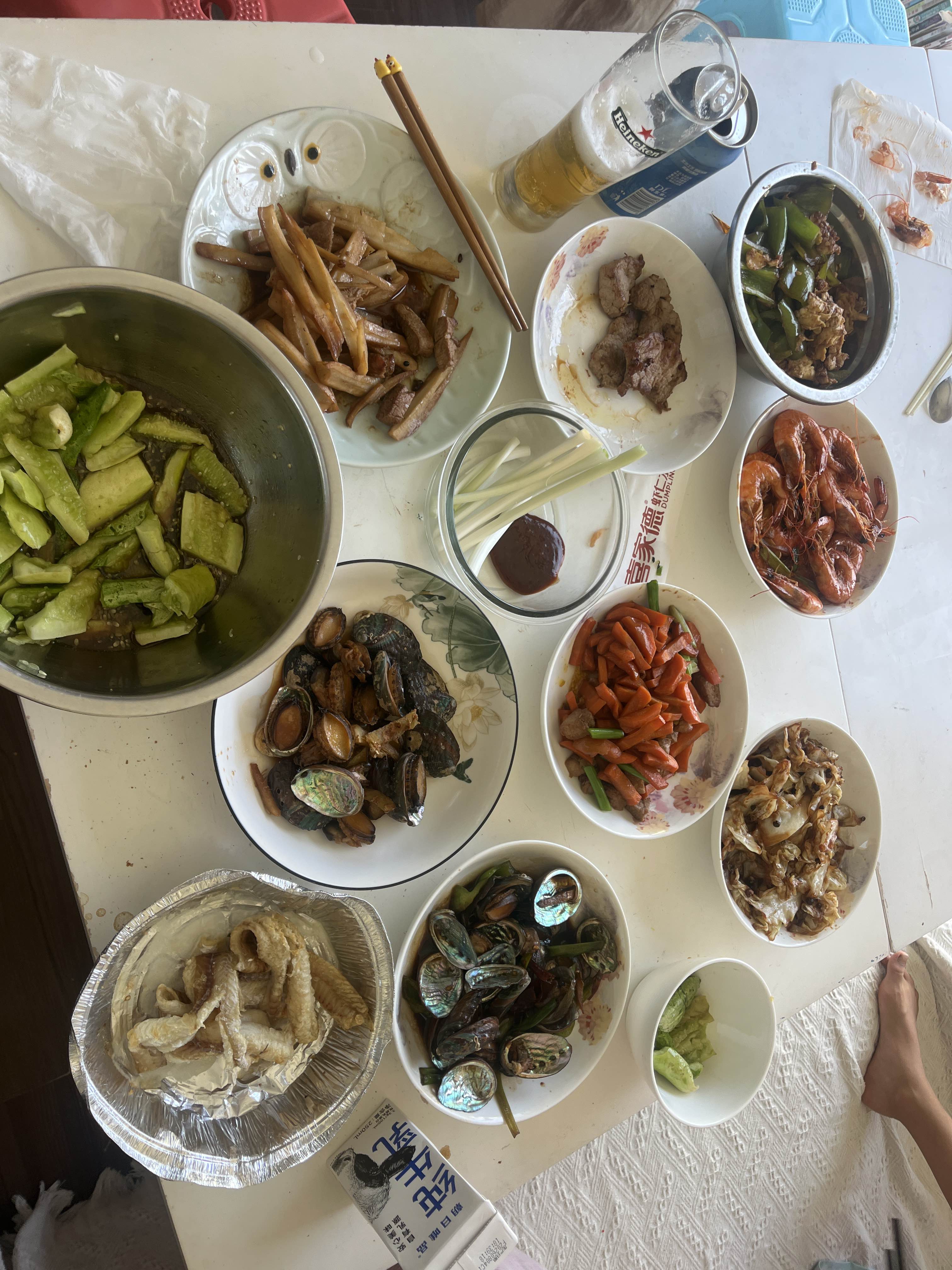 昨天我去试驾了广汽传祺的一款车型，回到家闺女早把菜买妥了，摘洗切配都收拾妥当，就等着我下锅掌勺，我一心无旁骛，一阵忙活，没多会儿就把几样菜都端上了桌。
和妹妹一家子围坐在一起吃饭，满屋子都是热乎的烟火气，饭后又闲聊了好一阵。
整个人松快又舒坦，晚上九点就躺床睡了，今早七点醒过来，掰着指头一算居然睡了