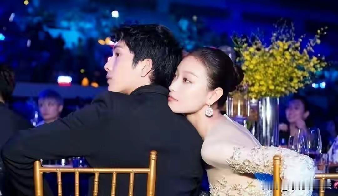 井柏然倪妮这对金童玉女当初为什么分手？

是井柏然提出的，他们性格不和，倪妮野心勃勃井柏然敏感，再加上聚少离多对感情本身就是一种巨大的考验。

2018年4月还好好的，5月就分了，井柏然用冷战放手断崖式分手。

倪妮伤了心，以后也没有再公开恋情，一心一意搞事业，各自安好往事不要提！