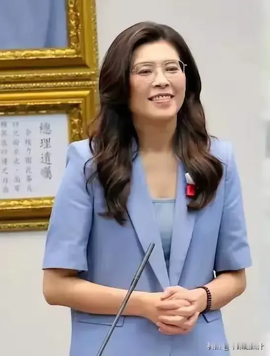 闯关九合一！郑丽文里外两头受挤兑
郑丽文上任九个多月，高举九二共识反台独，大刀阔斧搞党内改革。奈何派系积重难返，竹北一事闹得蓝白合作撕破脸。选战大考当头，败选要不要下台的疑问满天飞。改革成败全系选举结果，可光谈和平不提统一根基不稳，前路磕磕绊绊，一切还得看选票给出答案。