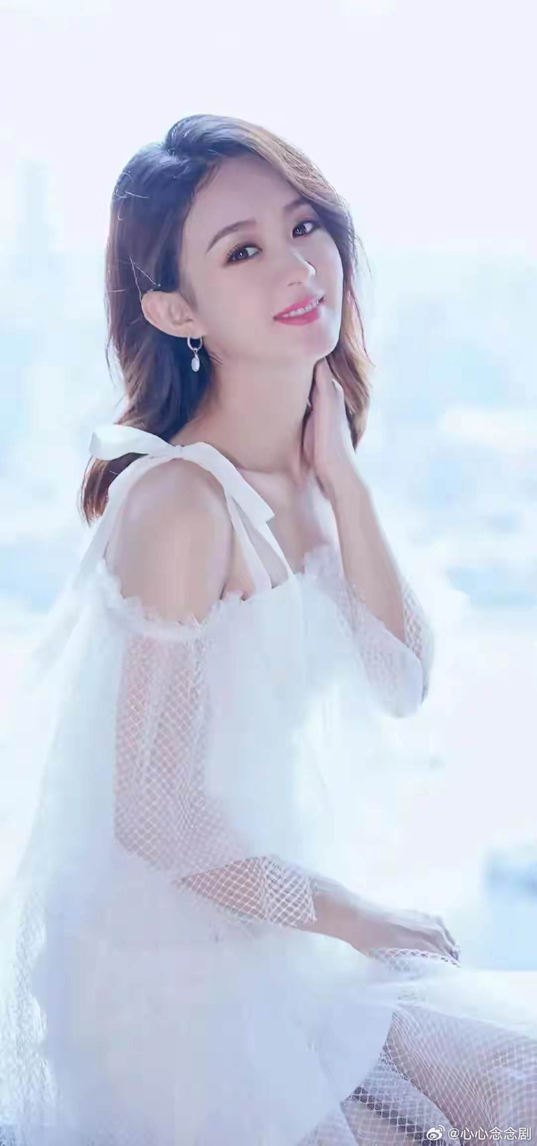 1.何炅虽然很少跟人闹掰，但对他来说，不联系了基本上跟陌生人差不多，毕竟他对陌生人也很友好。
2.赵丽颖的腰伤是拍戏时没有威亚保护留下的老毛病了，很长一段时间都在家调理身体，也能陪伴儿子。
3.芒果那边确实挺认王俊凯的综艺感，《中餐厅10》刚合作完，11月又给他安排了一档慢综艺《好好生活》， ​