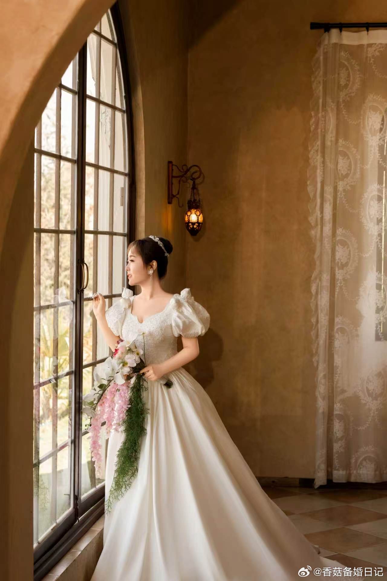 2026大理婚纱照旅拍：山水人文融入定制婚纱照
近年来，兼具风景质感与个性化表达的旅拍婚纱照，成为当代新人定格爱情的另一种方式。大理不同于以往单纯依托自然风景出片的旅拍模式，2026年大理婚纱照旅拍迎来新的转变，深耕“场景定制、风格创新、服务精细化”，将自然光影、本土文化与新人爱情故事相 ​