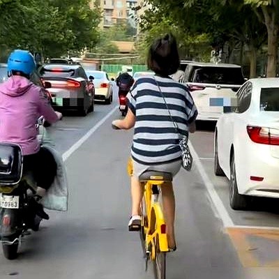 54岁蹬着共享单车，柯蓝当街撂下一句狠话：“无儿无女是我的福报。”

吴大维当面问她不生孩子后不后悔，她眼皮都没眨一下。

11岁查出强直性脊柱炎，外加哮喘，她早早就把生娃这条路掐断了。明知有遗传风险，硬生生把苦难按在自己这一代，不给下一代找罪受，这不叫自私，叫慈悲。

戏照接，日子照过，一个人扛过