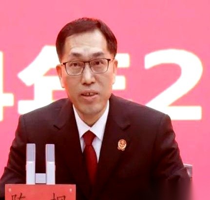 别傻了，你真以为试卷上考的是英语？
法学界大佬陈枫一句话把遮羞布全撕了：所有科目里，唯独英语是能用钱硬生生砸出来的！
这哪是考分数，这就是家庭财力的复印件。
最近汤家凤跟胡锡进为了“英语该不该降主科”吵翻了天。
老汤心疼咱们普通老百姓，说孩子花半条命背单词，毕业后连个说明书都用不上，简直是笑话。
老