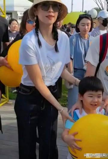不得不感慨基因的力量太过强大！章子怡的儿子复刻了汪峰的五官神韵，如同一...