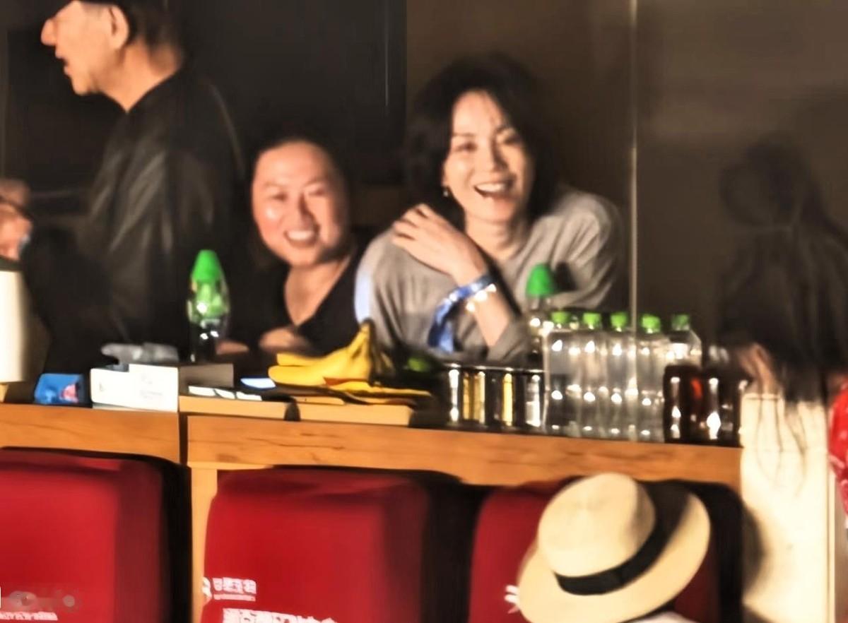 王菲来了，宋丹丹来了，黄渤、宋佳、张碧晨、杨坤、屠洪刚、管虎、梁静、殷秀梅也全来了。不知道的，还以为是什么颁奖礼后台。
其实，这只是那英的一场演唱会。没有官宣，没有炒作，这群圈内好友就默默坐在观众席里，低调得像普通观众。王菲全程戴着棒球帽，安静听歌，被认出来也只是笑了笑。
有人好奇，那英凭什么？论性
