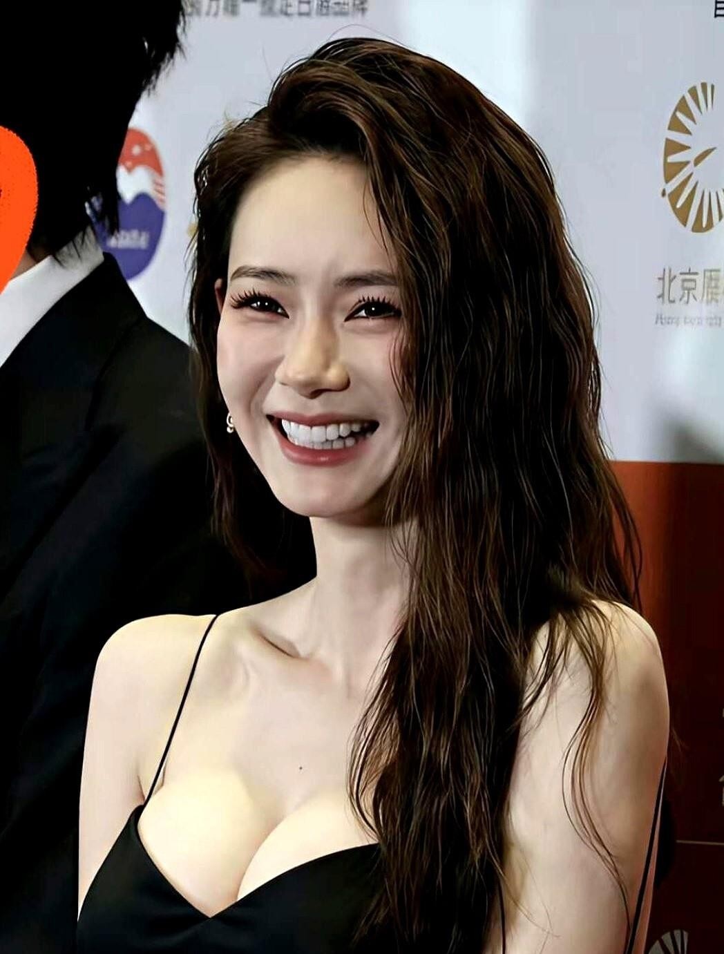 戚薇在综艺里笑说回家就捂得严实，怕李承铉起歹心，他接着话头回“穿严实也要起歹心”，看她妆造脱口就是“美到想回房间”。结婚十来年、俩娃爸妈，没把日子过成合租室友。李承铉退到家里带娃那几年，戚薇才能在外头继续拼；她42岁还跑红毯、试AI新项目，状态不是白来的。普通人羡慕的哪只是眼神，是有人肯替你扛家务、