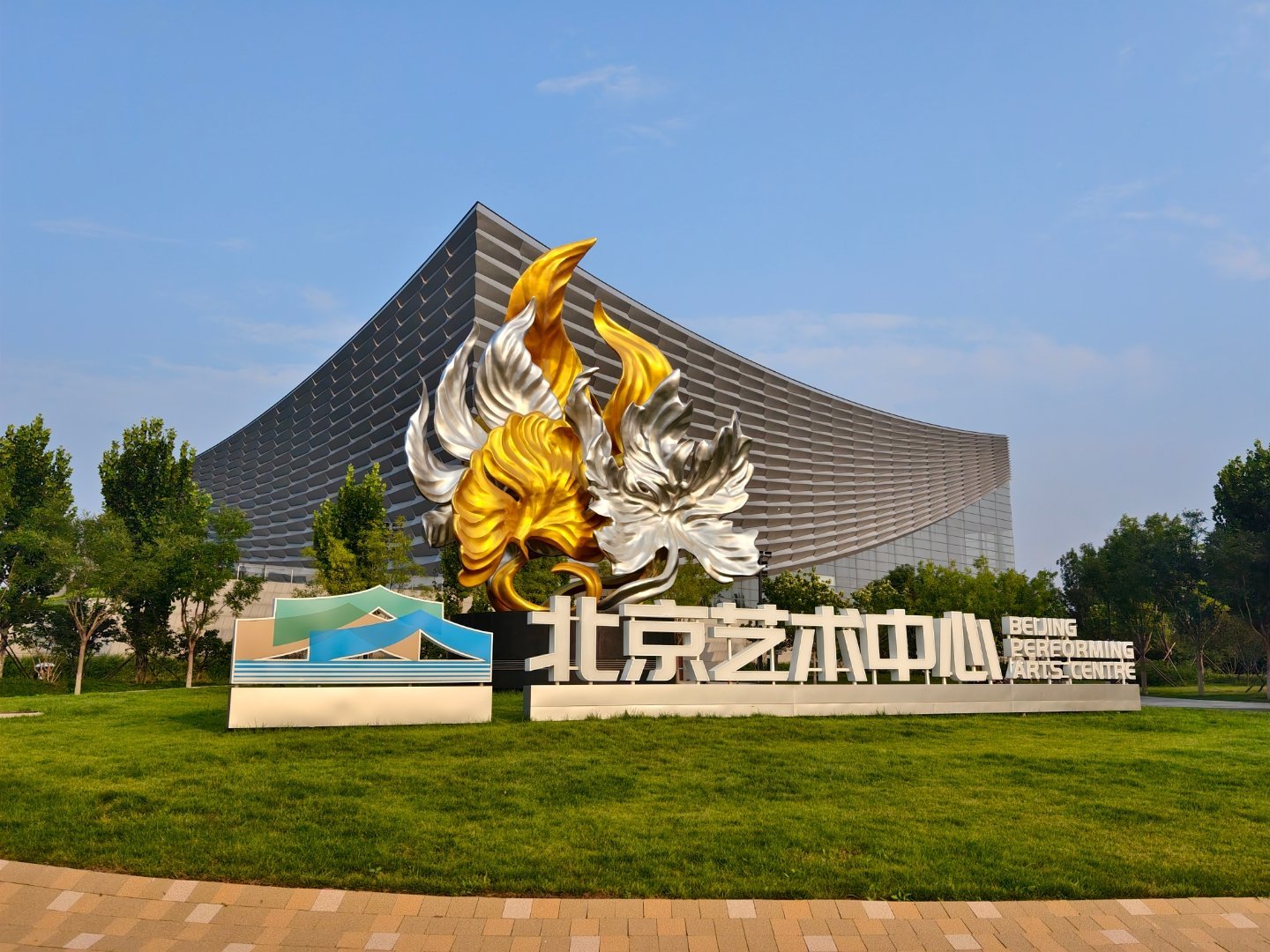 20260822北京艺术中心午场《玛蒂尔达》
在校长身上看到乌姆里奇
在玛蒂尔达身上看到赫敏
在蜜糖老师身上看到哈利波特（？）
这个故事从书到电影再到舞台剧 影响了很多人 也让许多人还记得自己内心那个曾经经历过不愉快童年的小孩
孤独灵敏 在文学作品中发现世界 用特异功能探索未知 叙事很丰满 视觉很c ​