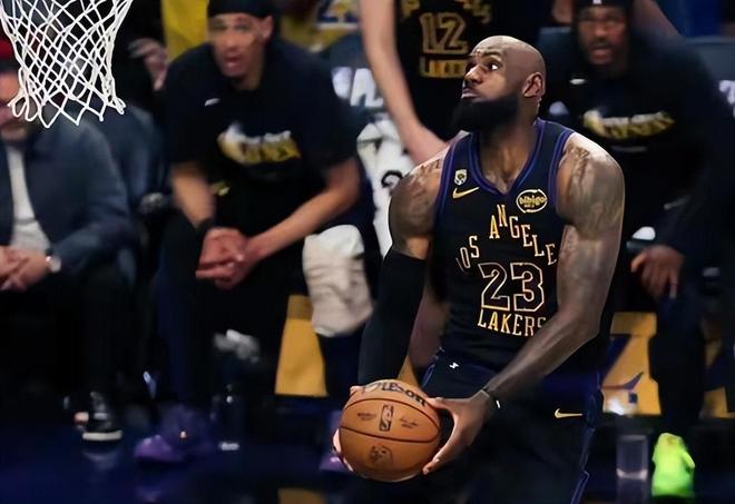 今年湖人季后赛（对阵火箭）的“猛”，一句话总结：残阵+41岁詹姆斯，照...