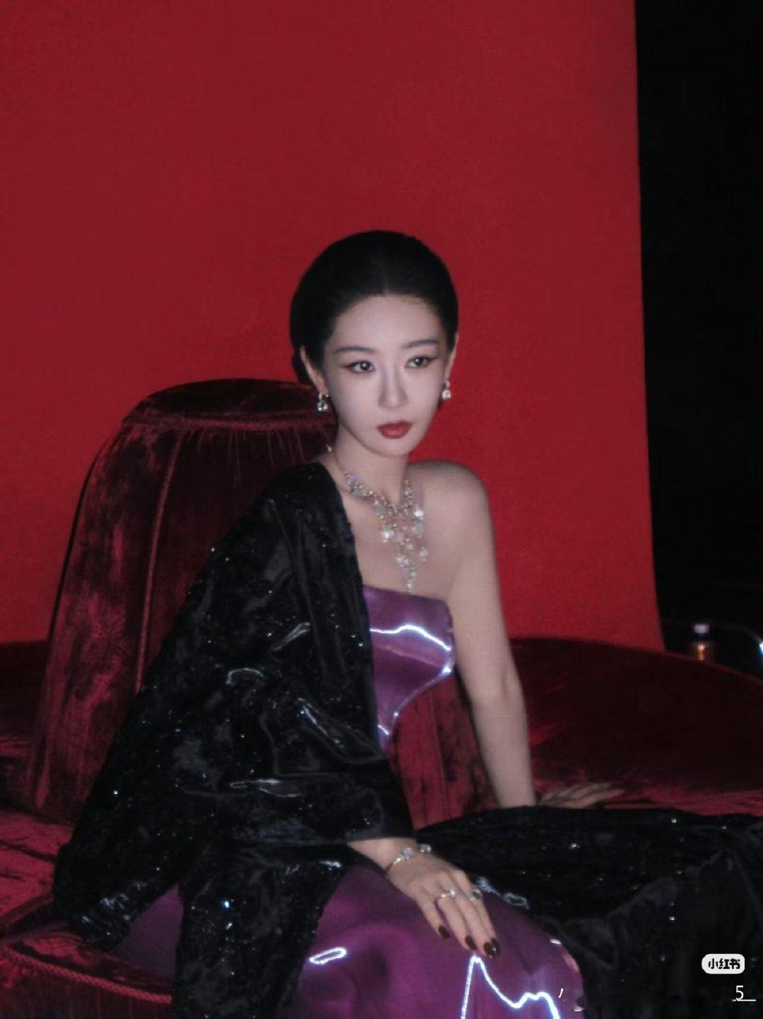 #杨紫[超话]##杨紫[超话]##v中文版金九三封面# [心]#v金九刊三套高定# 

视后杨紫各种风格轻松驾驭！！三封面开道 ，更刷新纪录成为登上中文版 V Magazine 金九刊最年轻的封面人物 + 首位90后封面人物[么么哒] 

#杨紫##杨紫v中文版金九封面# ​