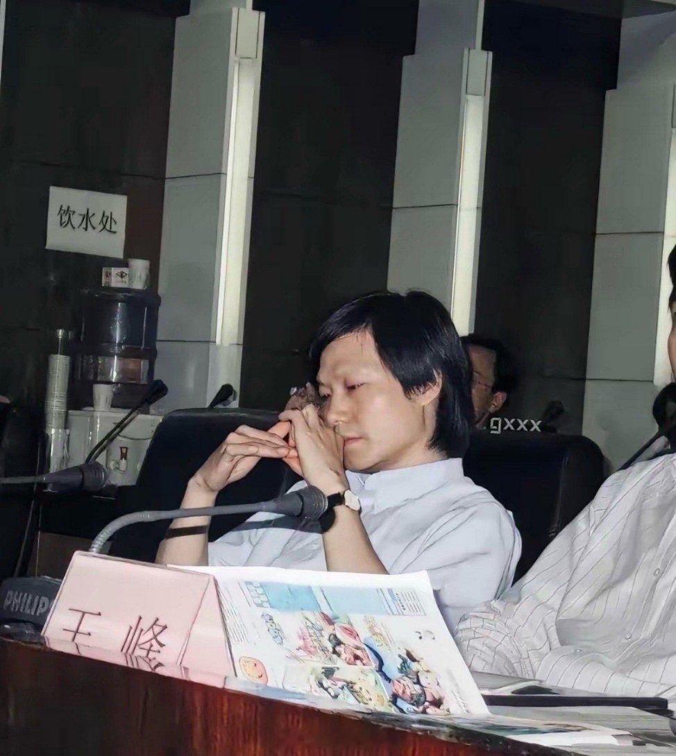 很难想象这居然是早年的雷军，
清爽的黑短发 ，少年感直接拉满
斯文干净的气质，妥妥理工帅哥既视感！
原来大佬也有意气风发的少年时期，
岁月真的变化好大～
你们觉得年轻的雷军颜值怎么样？ ​