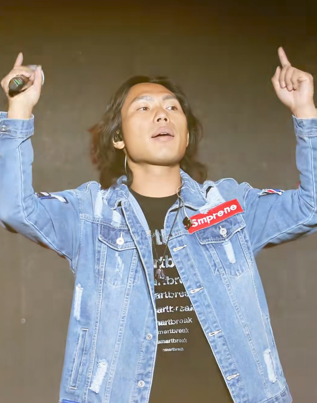侯浪其实有一定的实力，并不是网传的草根音乐人！

他拥有扎实的唱功和丰富的舞台经验！

在包头这场演唱会上，作为救场队员，侯浪表现出强大的控场能力，难能可贵！

要知道，没有彩排、没有提词器、也没有耳返的情况下，他连续演唱了20首歌，硬是撑起了两个小时，不容易。

从网上陆续传出的现场视频，可以看出