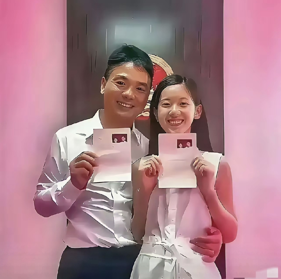 2015年41岁刘强东与22岁的章泽天，在民政局手持结婚证的合影，二人相差19岁，2016年生下女儿