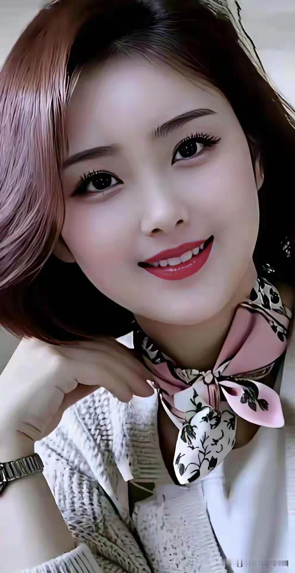 时尚美女总是能吸引众人目光。像胡连馨，2000年出生于深圳，毕业于中央...