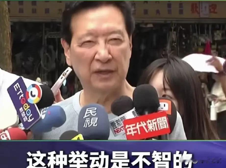 赵少康已经成功的测试了现任主席郑丽文和党中央对他的态度，今天是他最高兴的一天，现在已经和当年东汉末年的曹丞相一样，可以挟天子《郑丽文》以令诸侯《国民党籍县市长》，今天她好开心，他已经说明了看看党内张善政，等等多个县市长立委都来关心他，台北市长蒋万安也对他推崇备至。张口闭口必成老前辈，他已经成功的击退