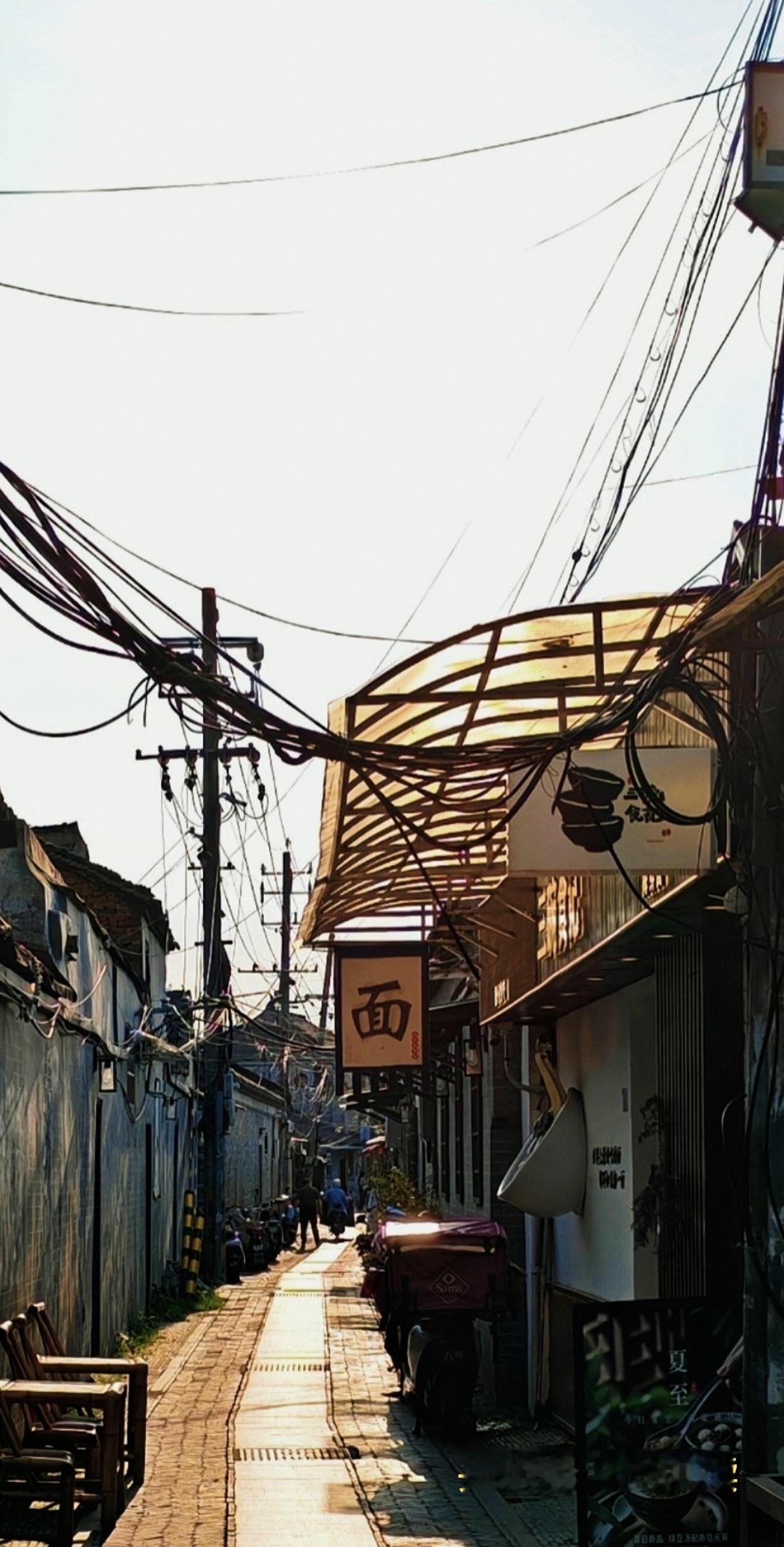 ✍☄️…     《温柔的骗局》


时间是一条不回头的河，
推着人，一直往前。

可当你偶然闻到——
那年夏天，栀子花的香；
当熟悉的旋律在耳边，
轻轻地，打了个转……

你才发现，
原来时间，是个温柔的骗子。

它假装带走了岁月，
却把最珍贵的瞬间，
偷偷藏进了老屋斑驳的砖墙里，
藏进了吱呀作响