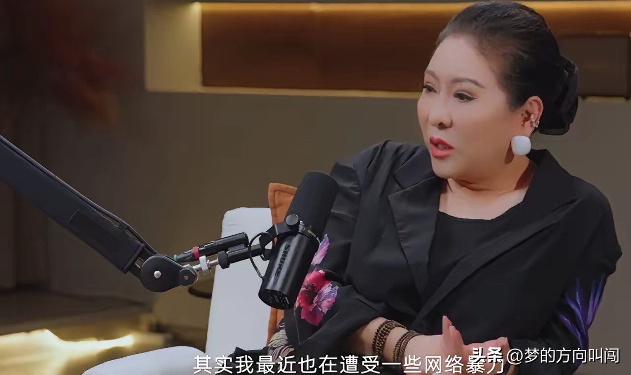 “坑妈”的向佐因直播中的一句“建议大家不要去看功夫女足”的言论一度遭受“网暴”！

这一连带的连向太都深受遭遇“网暴”风波，近日，向太在《陈鲁豫慢谈》中谈到关于能否与周星驰成为“好朋友”，向太称：“相逢一笑泯恩仇有可能，但做回好朋友不可能”！

看来向太与周星驰的“恩怨”还是在的，不管怎么样，周星驰
