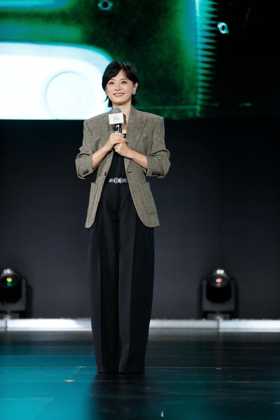 #孙俪严选全新QQ3摩登版# 
孙俪挑剧本眼光准
挑座驾也一样严选

被她看中的全新QQ3摩登版
复古摩登配色配千鸟格内饰
坐进去质感很在线；
磐石车身+犀牛电池
安全也一点不将就

好看、好开、还安心
日常代步也能精致悦己 ​