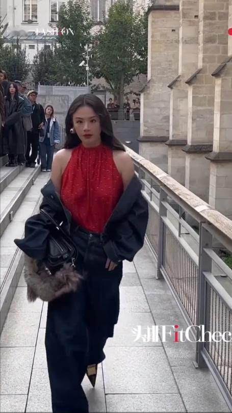 马思纯巴黎时装周现场直拍，明媚又松弛的大美女！