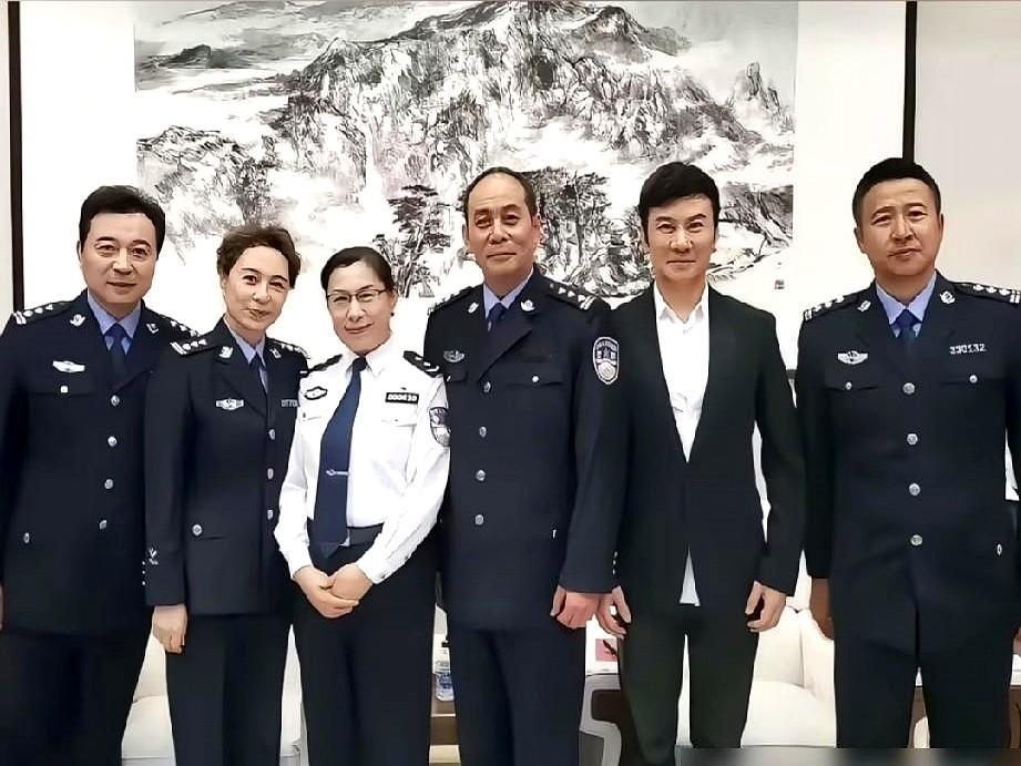 于谦不当捧哏，演了个快退休的老警察，死磕坐拥明典集团的梁家辉。

这两人看着完全不搭界，底下全是暗流。一张合影，直接牵出半个国产刑侦史。

这些老戏骨这几年专挑中小体量犯罪片扎进去。不图热闹，就图把正邪那点事掰扯透。往那一站，眼神里全是戏，不用说话观众就知道这失窃案绝对小不了。那些你叫不全名字、但绝