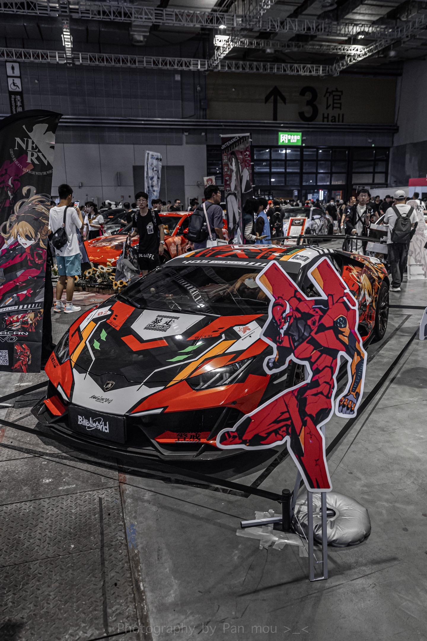 保时捷兰博基尼斯巴鲁，二次元涂装开进漫展
现在的汽车涂装真会玩，保时捷、兰博基尼、斯巴鲁全被贴上了二次元图案。车头摆满向日葵，旁边还有动漫立牌。开上街回头率绝对爆表。这种风格你们喜欢吗？敢不敢给自家车安排一套？【来自懂车帝车友圈】