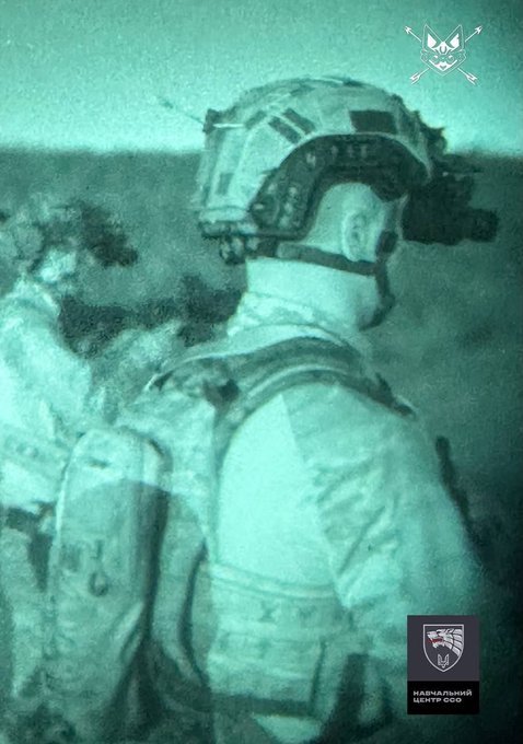 🇺🇦🇷🇺两军单兵素质对比
在此次俄乌战争中，双方单兵素质（训练水平、士气/动机、战术主动性、小单位协同、适应力、装备使用熟练度等）存在明显差异，但随着战争长期化，双方质量都有下降，俄军更依赖数量与火力弥补，乌军则长期在动机与灵活性上占优。  
以下基于公开军事分析（如ISW、RUSI ​