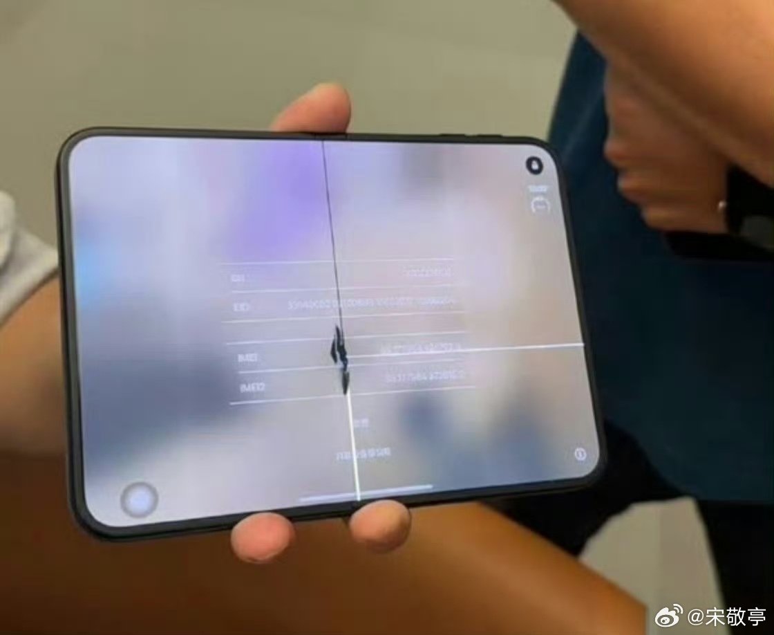 #iPhoneDuo屏幕开裂#这开售以来软件适配问题，屏幕开裂问题，真的成了后发劣势速成机了[允悲]！ ​