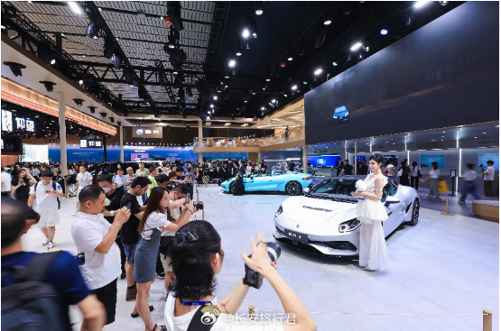 #2026成都车展# 继英国古德伍德全球首发、预售24小时订单破千，腾势Z亮相2026成都国际车展。Coupe硬顶版完成国内首秀，Spider敞篷版带来全新配色，以千万级性能、百万级定价，重塑全球智能电动超跑格局。
性能层面，搭载易三方pro三电机系统，输出1600+匹马力，峰值扭矩1260N·m，零百加速进入1秒级，极 ​