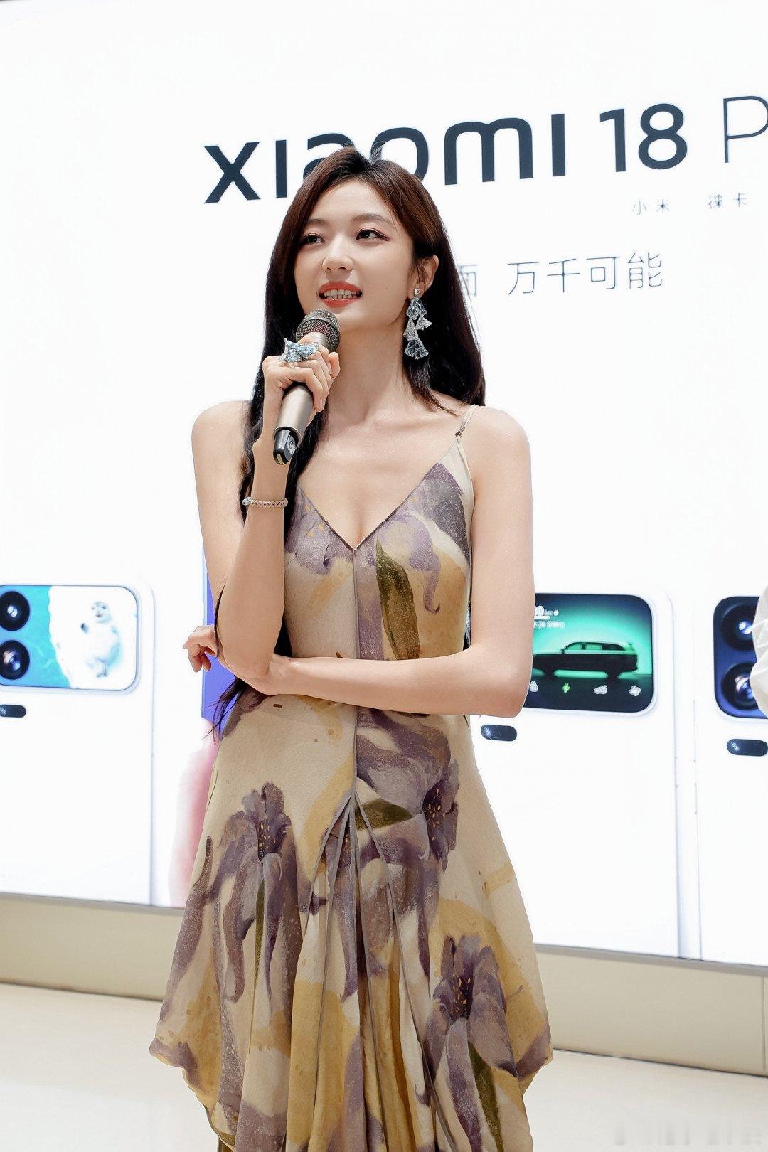 #孙千选小米18Pro的原因找到了# 原来孙千喜欢它的原因藏在这些细节里！活动现场，她和卢克一起体验AI合影，不用反复调整角度，也能留下自然有趣的合照。加上丰富的背屏玩法，日常拍照又多了一种新打开方式。 ​