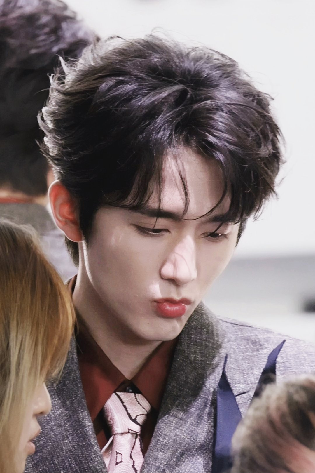 老是下意识嘟嘴是什么诱人的习惯😚
下嘴唇好饱满感觉软软的想亲🥺 ​