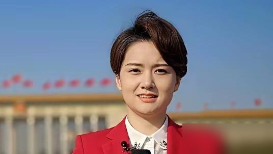 敬一丹退休十年，跑去成都签售，底下坐满年轻人，她第一句话把人听愣了。
“我60岁开始学剪视频，现在还得求家里小孩教。”
你敢信？当年《焦点访谈》里那个不怒自威的女人，如今在台上聊怎么调美颜、怎么卡点配乐。
徐俐更狠，退休当晚播完最后一条新闻，转头去演话剧《日出》，演顾八奶奶，满场飞眼。倪萍偶尔