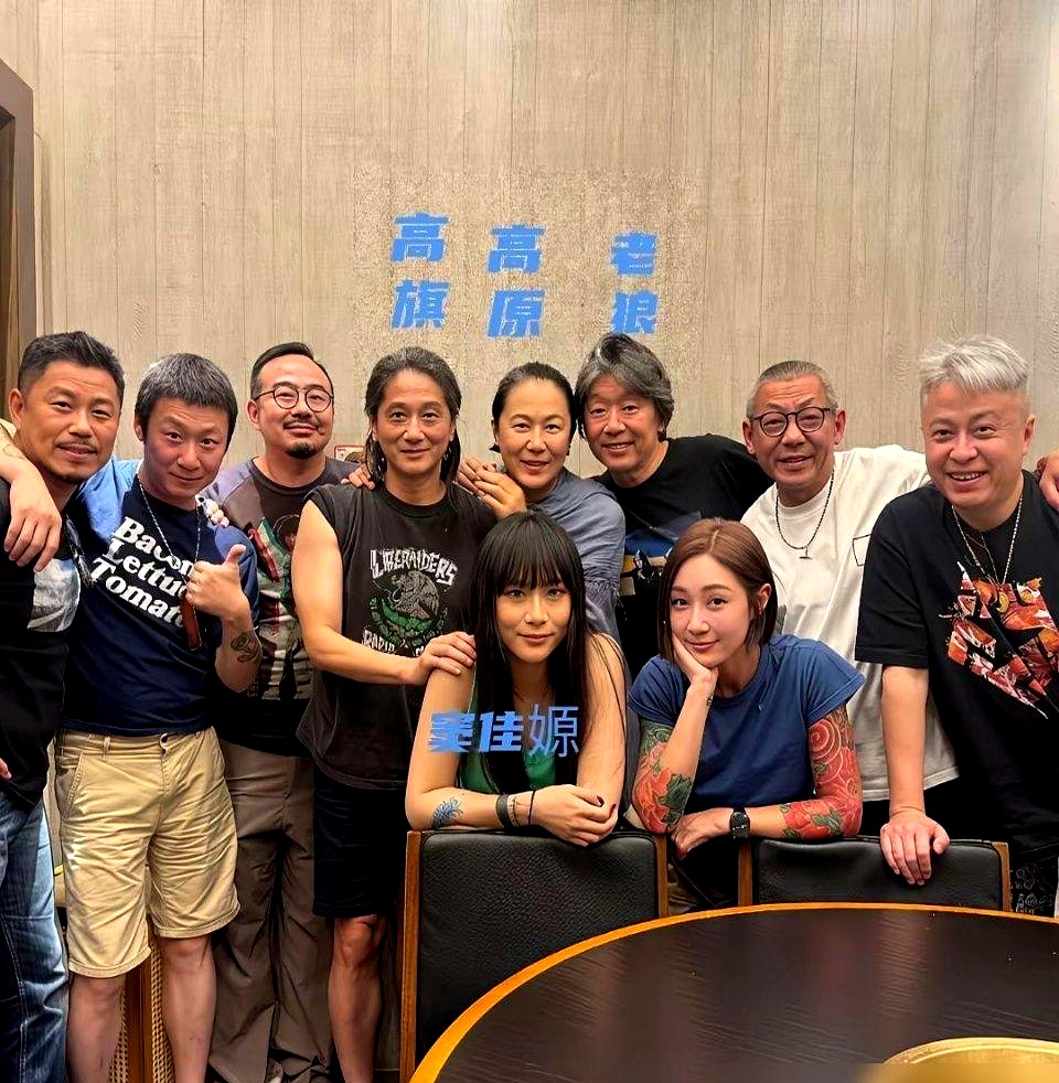 57岁的高原办了个生日私宴，没啥大排场，却把老狼、高旗这帮京城摇滚圈的顶流老炮全给聚齐了，24岁的女儿窦佳嫄挨着她，坐在一群大咖中间。
 

至于前夫窦唯来没来，在场的人根本不在乎。
 

这些年离了婚，没见她哭过穷，也没见她卖过惨，自己死磕着把闺女拉扯大，还硬是用自己这么多年攒下的江湖人脉，给女儿