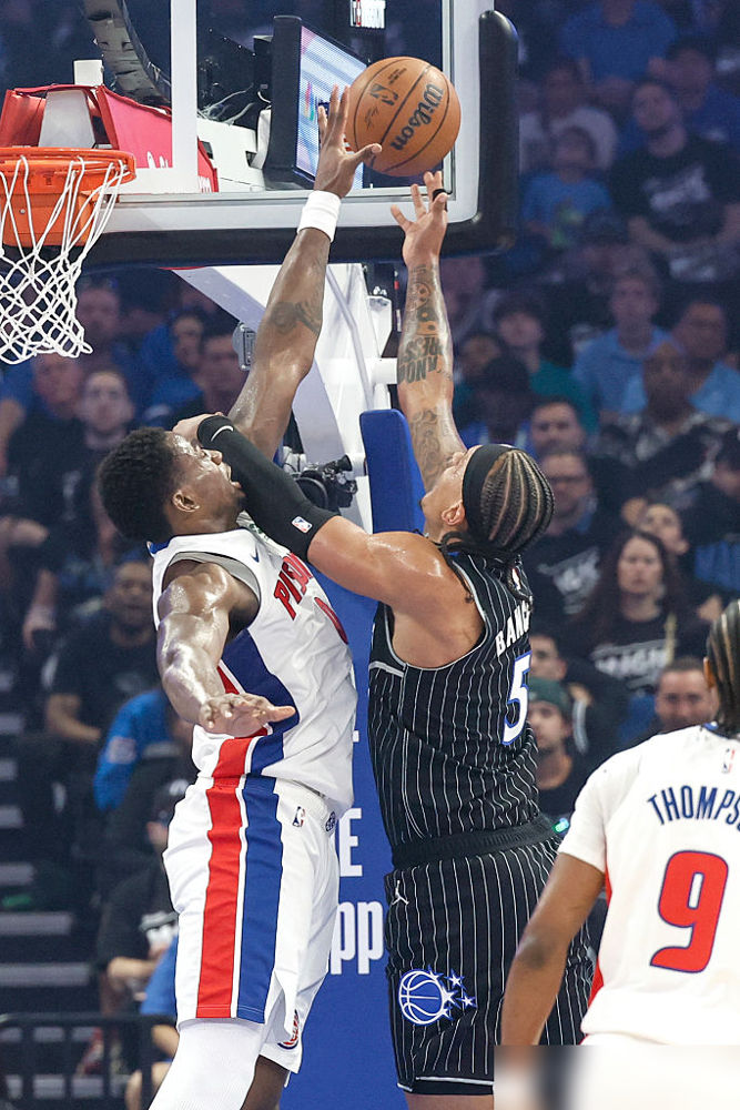 “别再找借口了！”活塞更衣室的咆哮，仿佛就在耳边。坎宁安9次失误，直接...