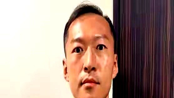 4号还在名古屋拼铜牌，7号回康桥报到，10号吴曦就直接首发出战。

开场才12分钟，他一脚挑传策动进球，角球二次进攻精准分球。赛后申花主帅指名点姓夸他：“归队就上量，这就是榜样。”

今晚申花把铜牌摆进场内，吴曦、朱辰杰、杨皓宇绕场接受全场鼓掌。但亮牌只是面子，归队能不能立刻顶上去踢才是里子。连隔壁