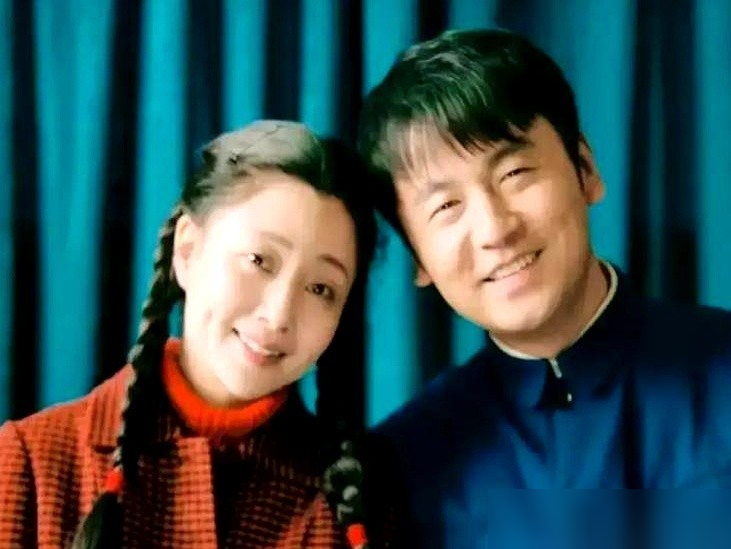 殷桃亲口说，跟雷佳音对完那场戏，她呼吸乱了。
《人世间》里那场诱导表白。雷佳音整个人绷着，眼泪在眼眶里转，喘气声比台词还重。没嘶吼，没爆发，就是拿情绪死死压着你。
殷桃说那种压迫感，直接沉到骨头里，根本不受控制。俩人一个眼神递过来，节奏全乱套了。
再看看现在满屏的炸裂演技。哭必仰天长啸，怒必青