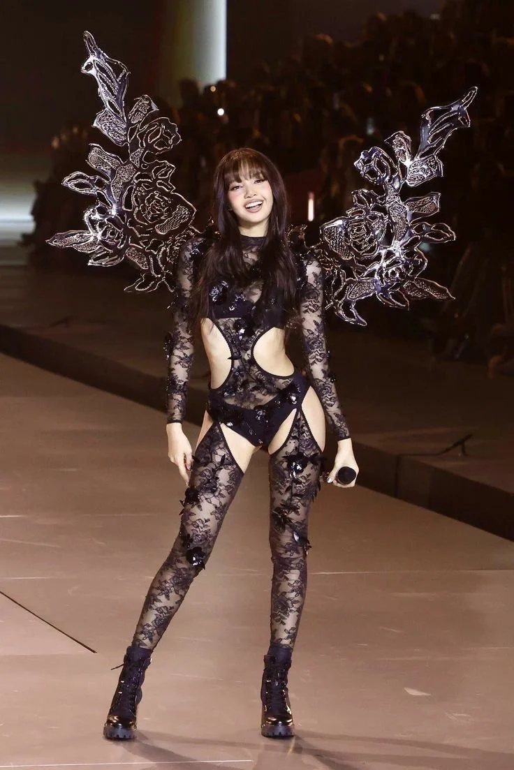 未登台也霸榜🔥Lisa维密提及连续三年第一