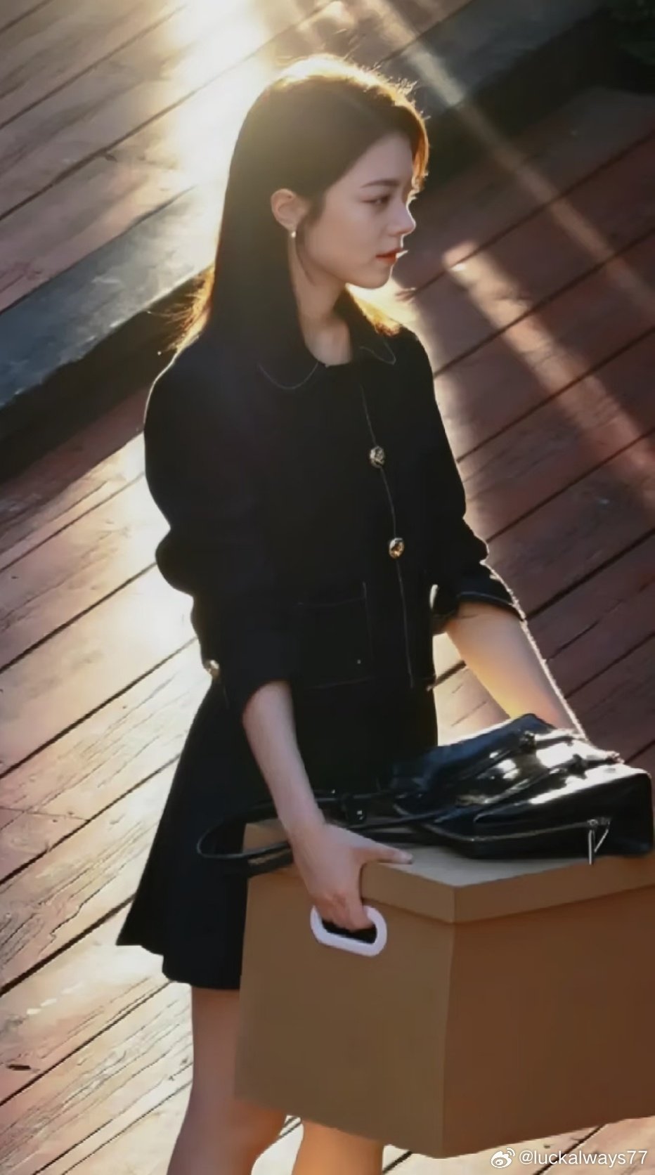 #赵今麦徐迟# zjm #赵今麦无可替代#  

晨光从窗帘缝隙里溜进来，在地板上画了一道金色的线。我光着脚踩上去，觉得今天从第一步开始就是暖的。

赵今麦｜无可替代｜徐迟｜流浪地球3｜韩朵朵｜再来一次｜孟欣悦｜骄阳似我｜聂曦光｜一念江南｜楚听雨｜
​