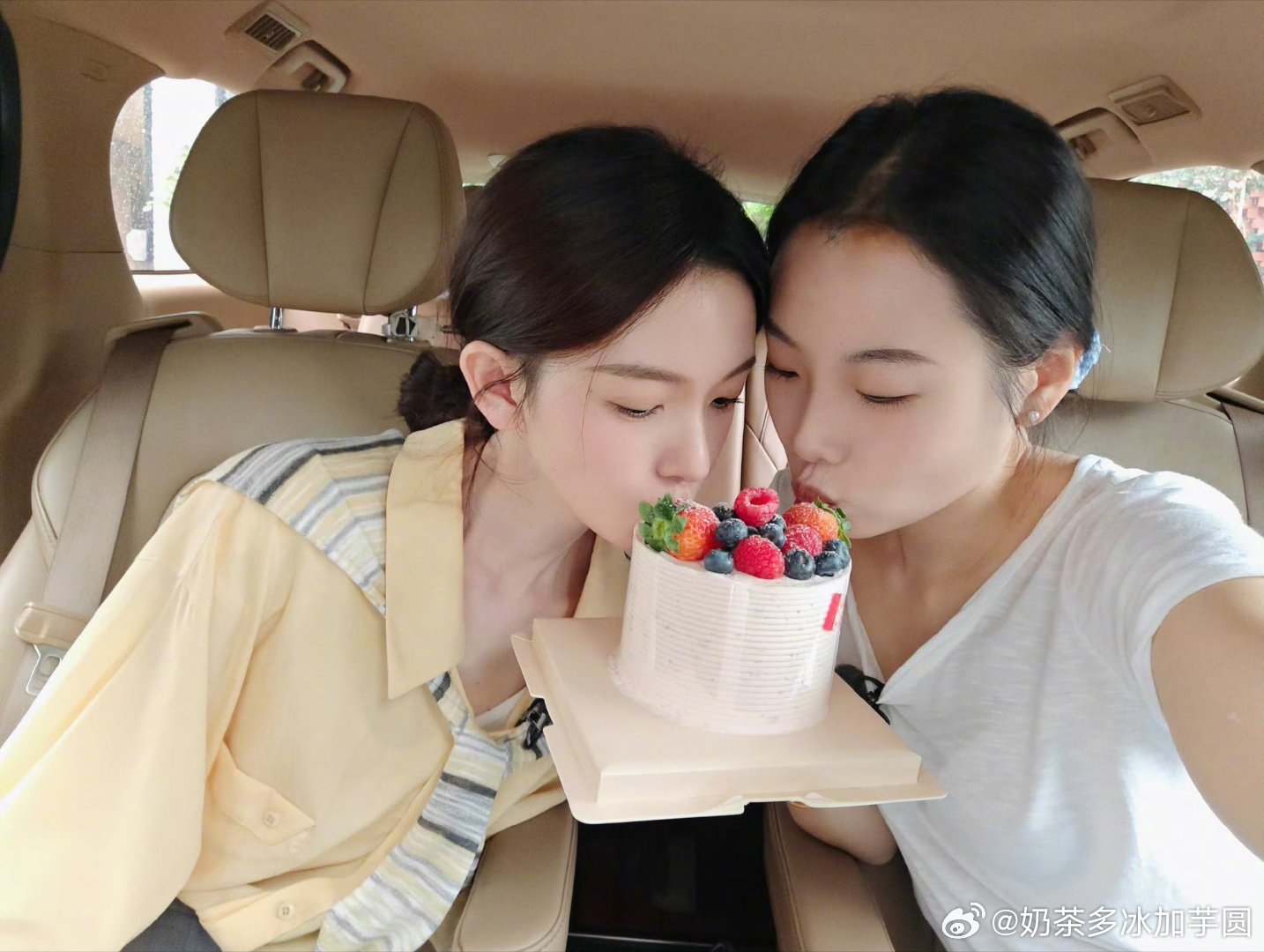 #陈瑶发文庆祝自己和闺蜜20周年#居然20年了吗？那就是从初中就认识了，上学一起手挽手去厕所的友情啊 ​