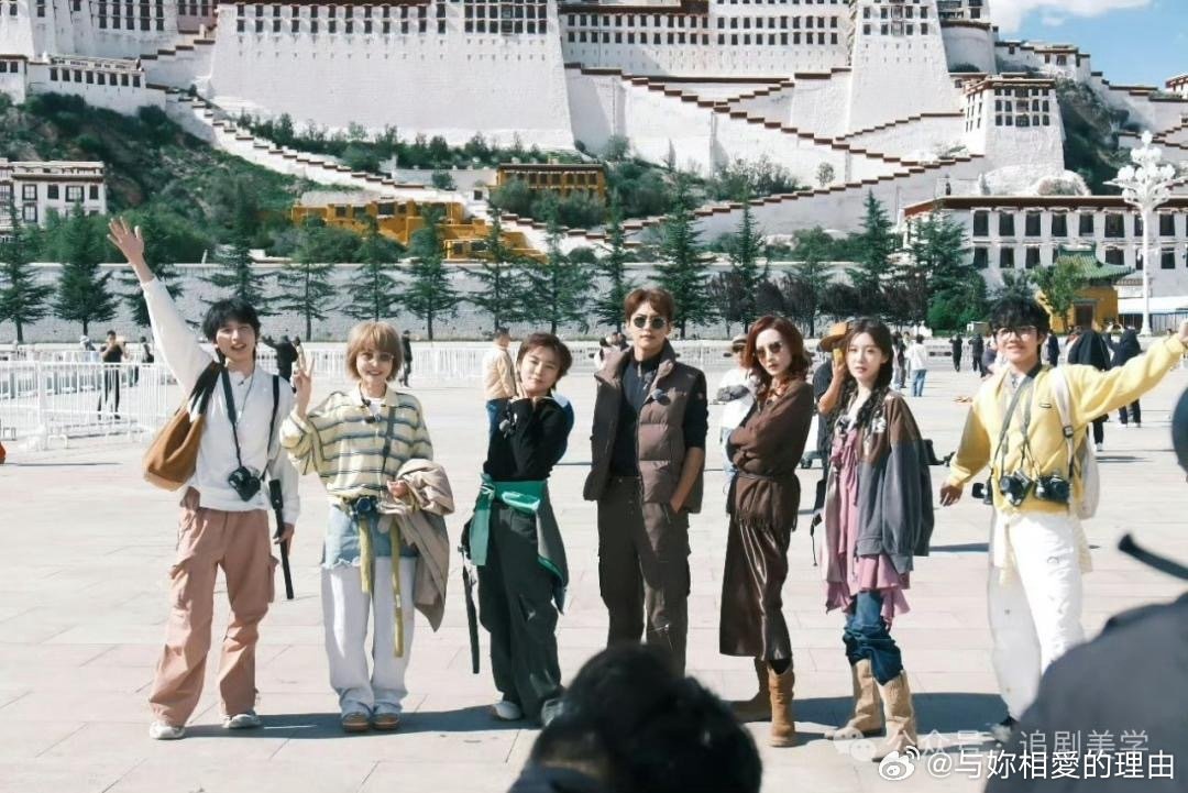 《再见朋友》芒果又要搞事了？马天宇和张萌怎么了？
与《再见爱人》的设置相同，一边是录制真人秀内容的四对明星朋友，另一边是输出观点的观察室嘉宾。
观察室嘉宾有李维嘉、张泉灵、周笔畅、苏醒、黄婷婷、黄子弘凡、喻丰。 ​