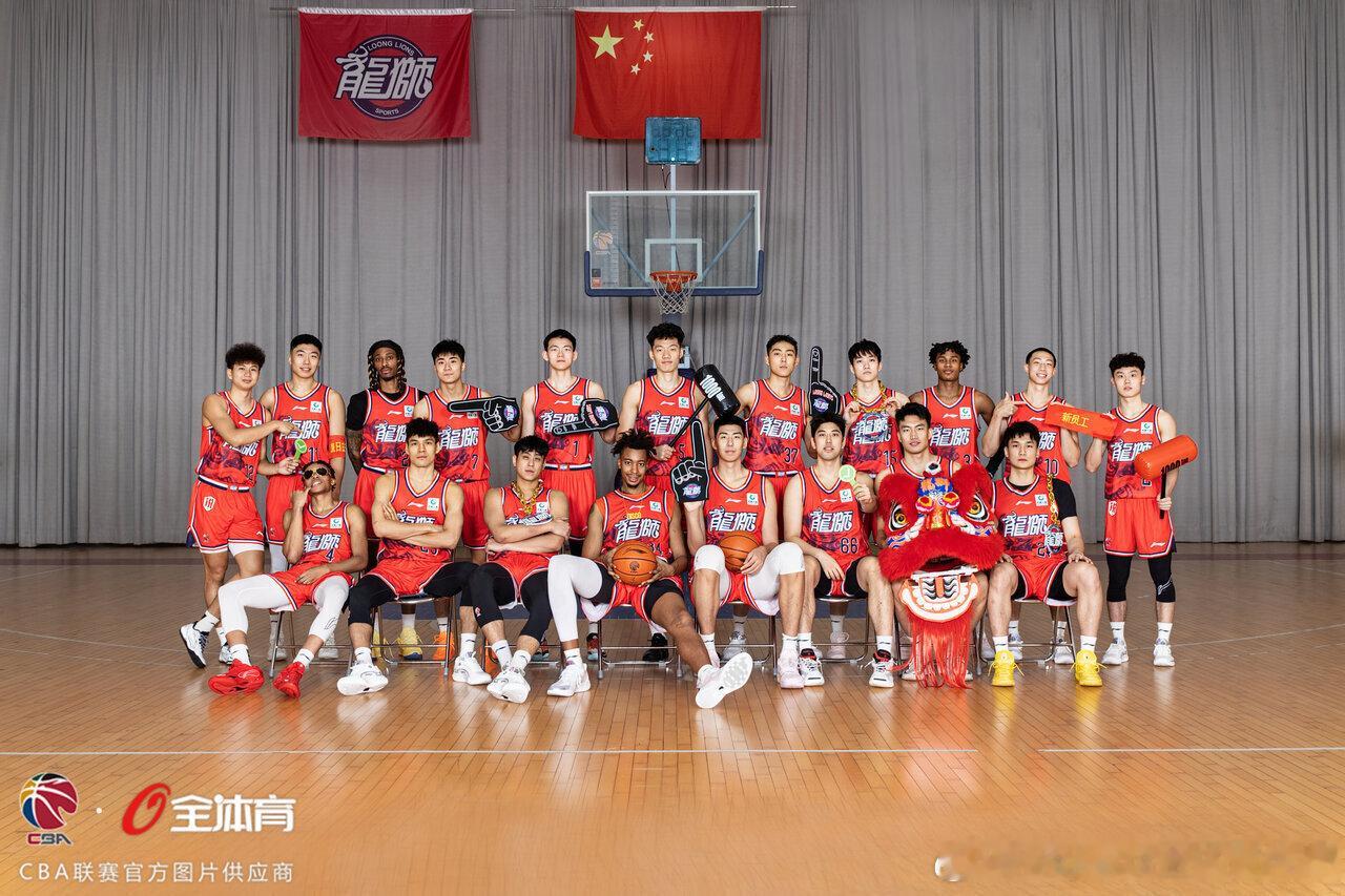 广州智都集团队官方写真定妆照#CBA##以城之名##广州智都集团##广州龙狮# ​​​#广州男篮##龙狮男篮# ​​​​