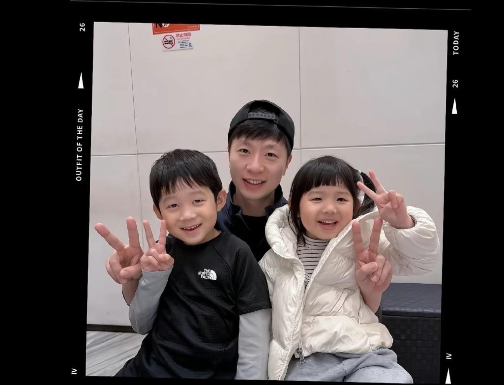 马龙抱着两个娃冲镜头一笑，不知道的还以为龙队终于圆了儿女双全的梦。
仔细一看怀里抱的，居然是许昕家的一对宝贝。
尤其是怀里那个小男孩，五官神态简直跟许昕是一个模子刻出来的。不少球迷调侃，猛地一瞅，还以为马龙手里抱了个缩小版的“大蟒”。
这基因确实有点霸道。哥哥长得像爸爸，妹妹眉眼随妈妈，两个小