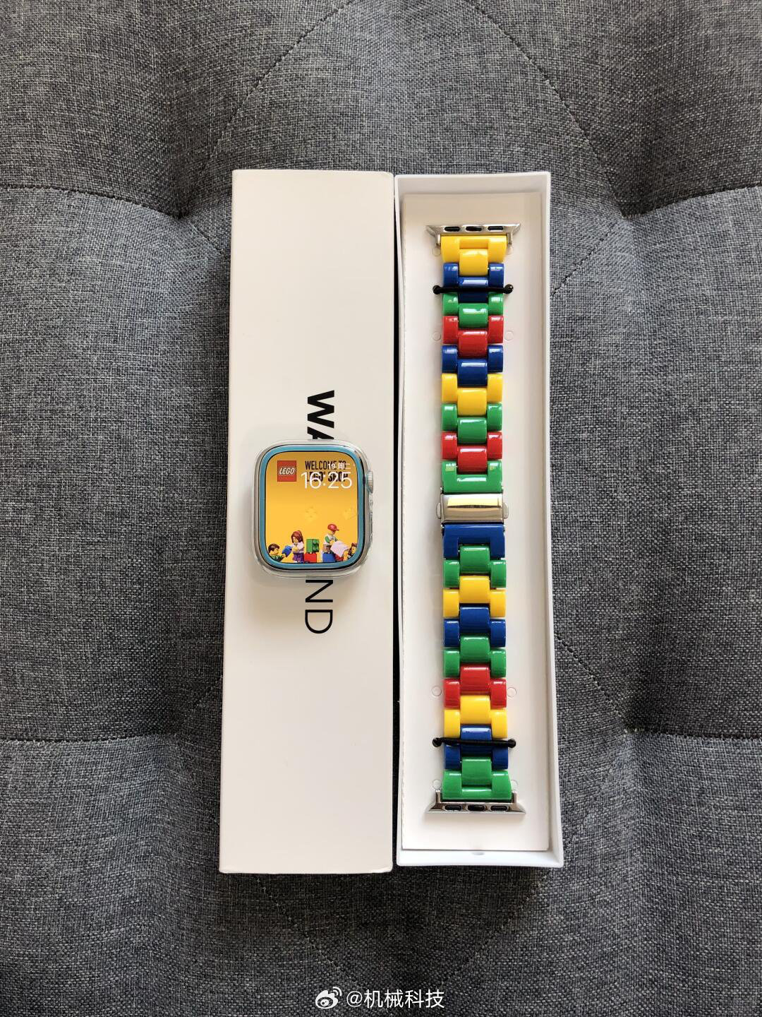 这些玩家真是脑洞大开，Apple Watch乐高表带，把DOTS柔性基底和苹果手表的接口结合起来，确实很有创意[偷笑][偷笑][偷笑] ​