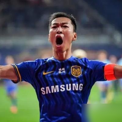 37岁，申花刚给他放了“无限期”长假，转头就传出国家队要把他拽回去堵后腰。
吴曦这人有点邪。10号中超踢云南，他才跟队练了3天，首发上去踢了80分钟，没进球没助攻，结果申花进的7个球，全是他策动的。主帅赛后直接说，他和朱辰杰是全队榜样。
再看亚冠技术报告，穿透性传球榜他排第二，前面是凯西。一个老