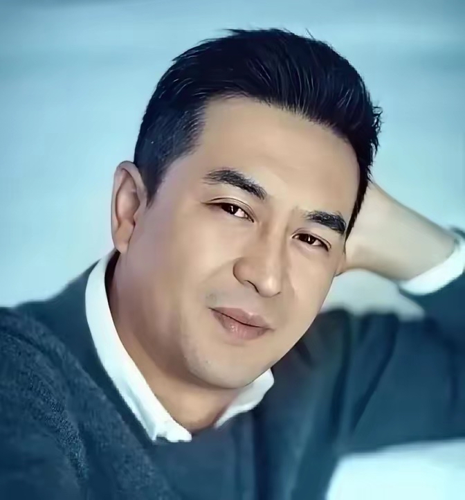 曾经，张嘉译的前妻杜珺，竟然当着媒体的面，怒斥：“他之所以娶我，就是想利用我，靠我父亲上位。”

这话搁在2002年那档电视访谈里，分量比现在网上任何一条热搜都重。那会儿张嘉译还不叫张嘉益，用的还是本名张小童改来的“张嘉译”，31岁，没红，没房，没存款，腰上背着强直性脊柱炎的诊断书，在西影厂跑了快十