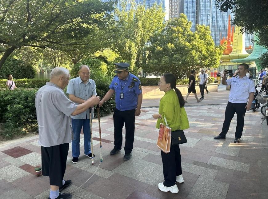 陕西渭南市临渭区解放街道光华社区多方联动开展广场噪声扰民专项整治
来源：环球网
为切实解决广场抽打陀螺、甩响鞭等行为产生的噪声扰民问题，规范辖区公共活动秩序，保障周边居民正常生活休息，近日，渭南市临渭区解放街道光华社区联合解放街道城管、信达商管，开展广场噪声专项劝导整治行动，多措并举营造安静宜居的公