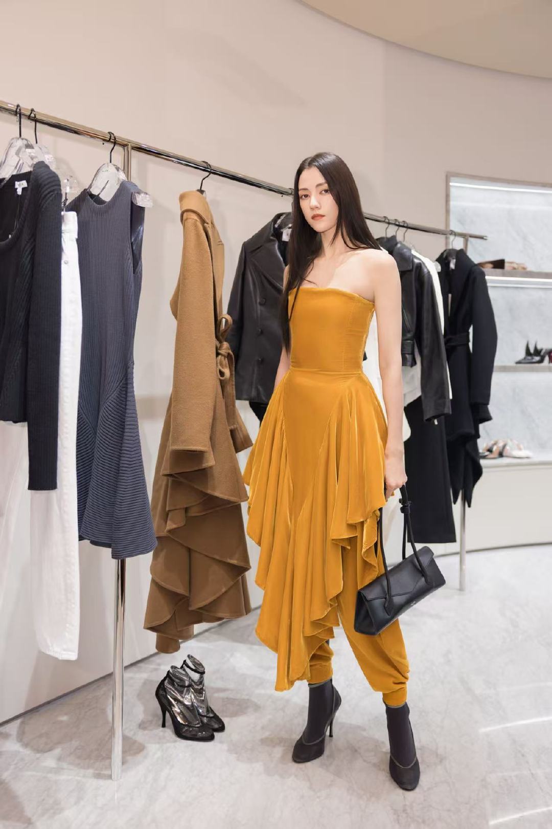 #ALAÏAWomen# 演员 身着 #ALAÏA2026夏秋系列#，搭配 #LE TECKEL FLAP包袋#，出席 #ALAÏA上海恒隆广场精品店# 启幕活动。

细腻天鹅绒铺陈丰盈裙摆，利落线条描摹身形。包袋修长几何设计延续系列标志性语言，与复古裙装相映，从容力量自然流露。 ​