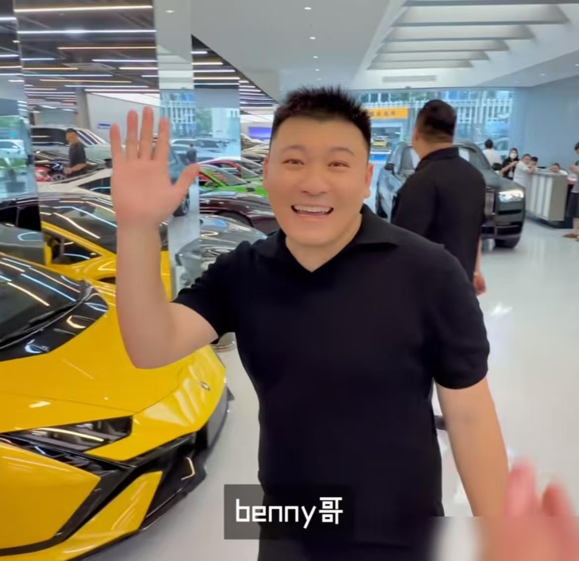 一辆帕加尼，车主还没开呢，别人坐上去先轰了两脚油门，车主直接翻脸了。最后门店送了30万的保养才算完事。

看新闻里说，9月13号晚上，韩景枫那个店发了声明，说他们合伙人朱科杰在处理一台帕加尼的时候出了纠纷。具体就是，有个叫Benny哥的客人，没经过车主“小小酷”同意，直接坐进驾驶座开始轰油门。车主当